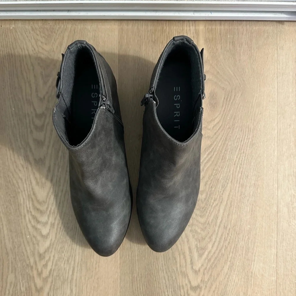 NWOT Esprit SZ 8 Gray Ankle Boots